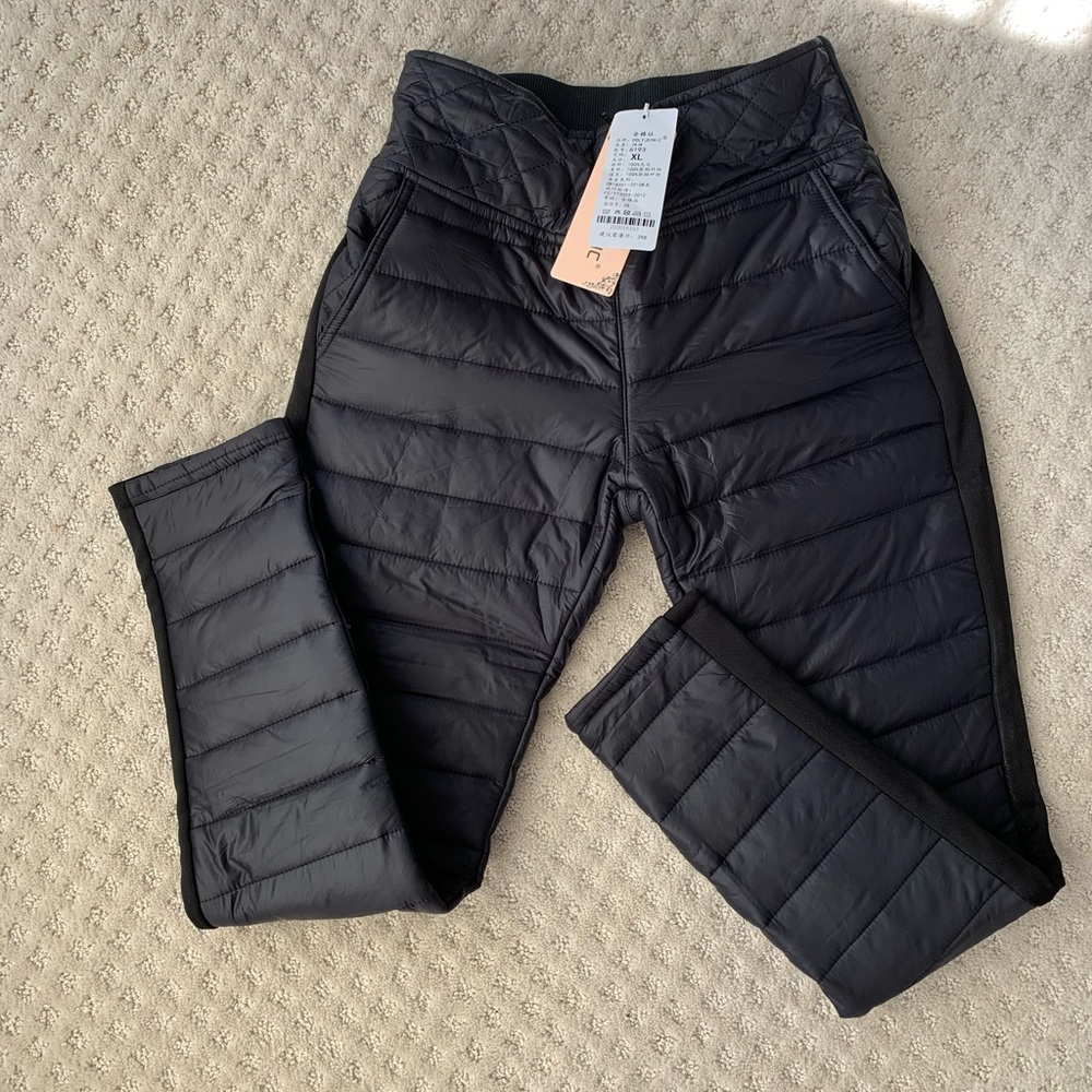 Snow pants in women’s S or kids XL?